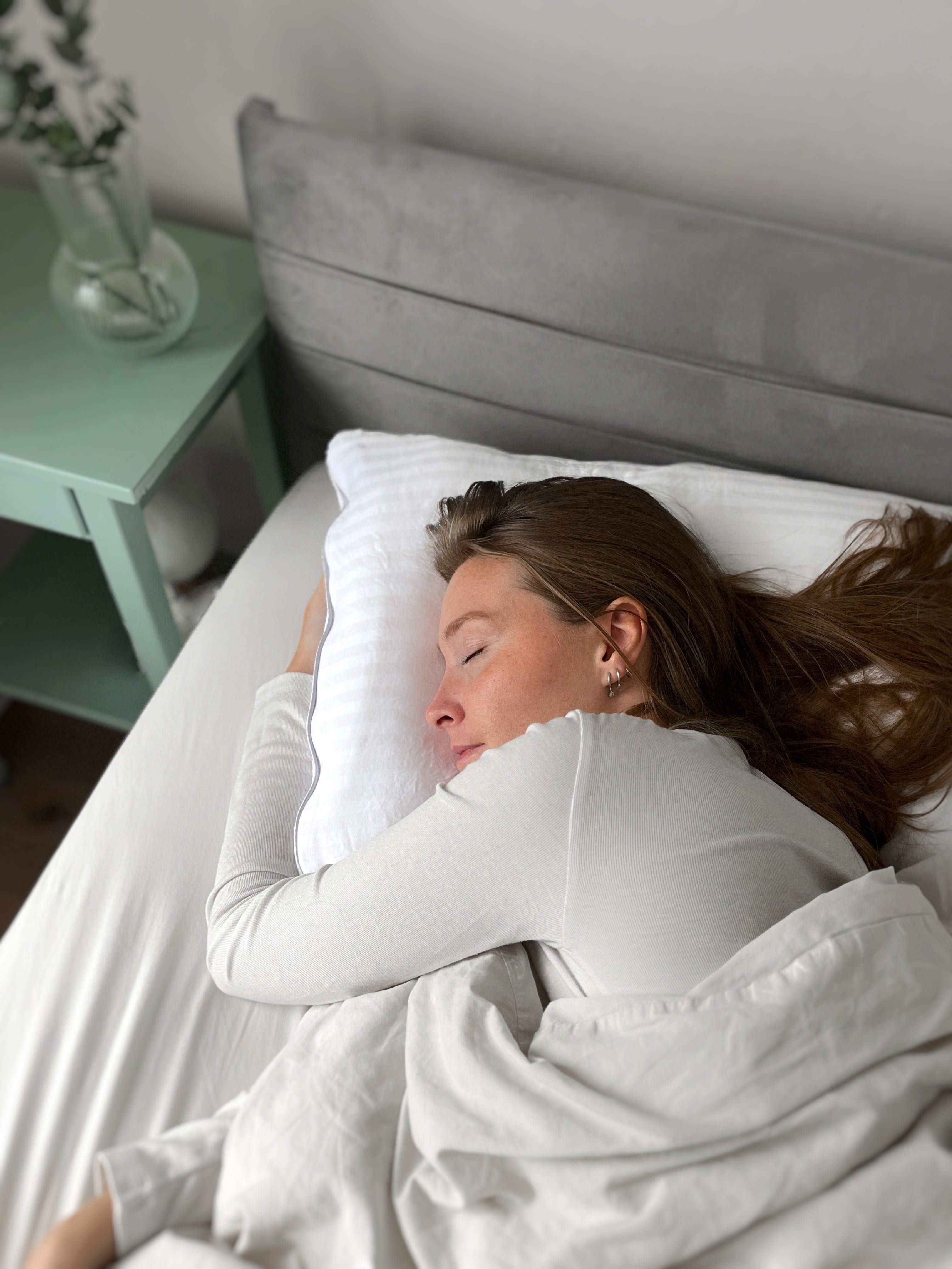 Zijslaper op bed met OnePillow
